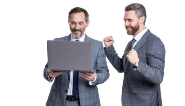 İş başarısı. Programcı çevrimiçi bilgisayar kullanıyor. Çevik iş. Profesyonel iş adamlarının çevrimiçi iletişimi vardır. Çevrimiçi çalışan olgun iş adamları. Online pazarlama.