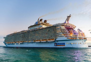 Miami, Florida, ABD - 24 Aralık 2024: Allure of the Seas yolcu gemisi seferi. Yaz tatili gezisi. Royal Karayipler Uluslararası yolcu gemisi. Gemi turu. Deniz yolculuğu. Gemi Miami limanından ayrılıyor..
