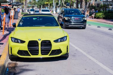 Miami, Florida, ABD - 23 Kasım 2024 BMW M4 spor arabası. BMW M4 tipi lüks bir spor araba. BMW M4 yarışması dışarıda park edilmiş, kopyalama alanı. BMW M4, ön görünüm.