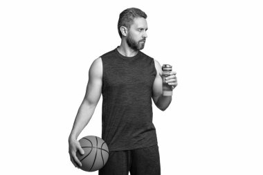 Sporcu adam su içiyor. Sıvı yeterliliği. Susuz kalma. Susamış sporcu. Susamış adam su içiyor. Spor şişeli basketbolcu. Sağlıklı bir yaşam tarzı. Vücutta su dengesi. İçecek..