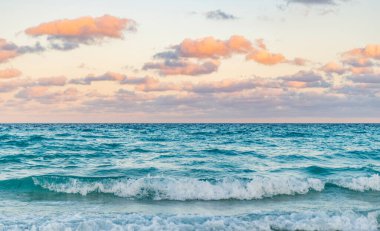 Okyanusta gün batımı. Yaz tatilinde gün batımı deniz manzarası. Deniz kıyısında gün doğumu. Denizde dramatik gündoğumu ufku. Günbatımı deniz manzarasında romantik bir yaz tatili. Deniz meltemi.