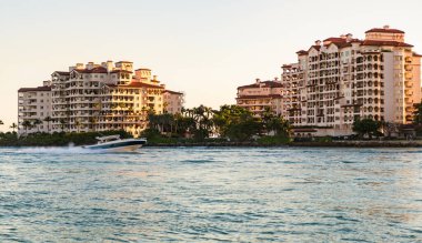 Yaz tatili. Fisher Adası konut binası ve lüks yat teknesi. Tekne Fisher Adası, Miami 'den geçiyor. Marinaya yüzen bir tekne. Fisher Adası 'nda lüks bir yat teknesi. Romantik gezi..