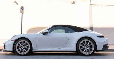 Miami, Florida, ABD - 23 Kasım 2020 Porsche 911 Carrera 4S üstü açık spor araba. Porsche Carrera 4S tipi spor araba. Porsche Carrera 'nın arabası dışarıda park edilmiş. Porsche 911 Carrera, yan görüş.