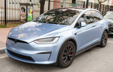 Miami, Florida, ABD - 18 Kasım 2024: Tesla Model X 2022 elektrikli araba. Tesla Model X tipi lüks elektrikli araba. Tesla Model X 'in arabası dışarıda park edilmiş. Tesla Model XG, ön görünüm.