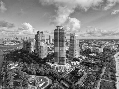 Miami güney plajının şehir manzarası. Miami şehir merkezinde modern gökdelenleri olan Florida. Hava kentsel manzarası. Miami Plajı 'ndaki gökdelenli şehir manzarası. Skyline marina havacılık şehir manzarası.