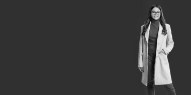 Şık sonbahar ceketli genç kız. Sonbahar moda tarzı. Sonbahar sezonu için gençlik trendi. Modaya uygun bir kız. Kırmızıda izole edilmiş sonbahar ceketi giyen genç kız. Uzay afişini kopyala. Moda tarzı.