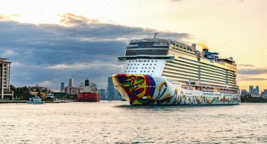 Miami, Florida, ABD - 23 Aralık 2024 Yaz Tatili Gezisi. Norveç yolcu gemisi. Gemi turu ve deniz seyahati. Gemi seyahate koyuluyor. Norveççe Tekrar Yolcu Gemisi Yolculuğu.