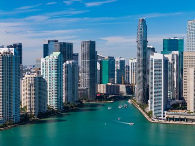 Miami silueti. Miami gökdelen şehri. Miami şehrinin ufuk çizgisi Brickell anahtarı. Miami şehir merkezinde. Gökdelen binası. Şehir merkezindeki şehir manzarası. Seyahat güzergahı. Şehir mimarisi.