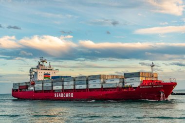 Miami, Florida, ABD - 3 Ocak 2025: Hava kargo gemisi limana giriyor. Konteyner gemisi. Kargo gemisi Seaboard Genesis ve konteynır Miami 'de. Yük konteynırı kargo gemisine yüklendi. Miami Limanı.