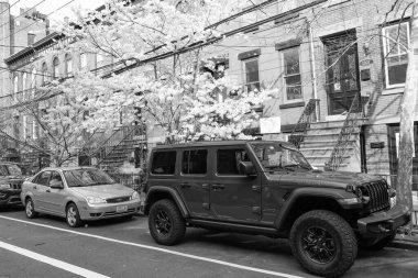 New York, ABD - 31 Mart 2024: 2021 Jeep Wrangler Sınırsız Rubicon 392 araba arka arkaya park edilmiş, yan görüş.