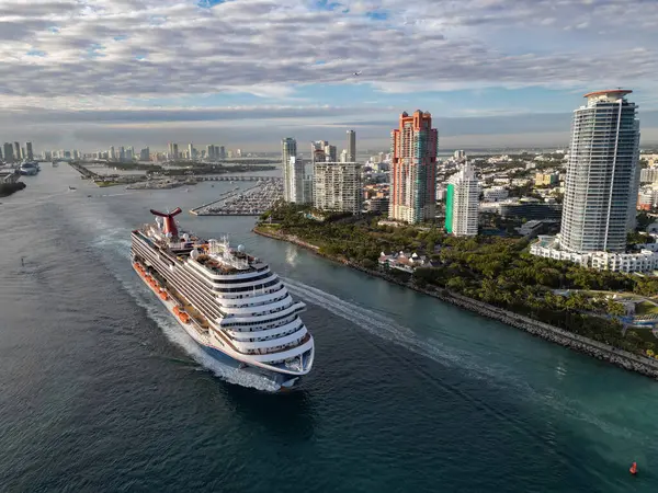 Miami, Florida, ABD - 11 Ocak 2025: Karnaval Sihirli Gemi Yolculuğu. Yaz tatilinde gemi turu. Karnaval yolcu gemisi. Gemi turu ve deniz seyahati. Gemi Miami limanından ayrılıyor..