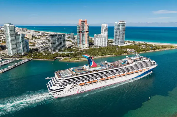 Miami, Florida, ABD - 21 Mart 2025: Karnaval Fetih yolcu gemisi yolculuğu. Yaz tatilinde gemi turu. Karnaval yolcu gemisi. Gemi turu ve deniz seyahati. Gemi Miami sahil limanından ayrılıyor..