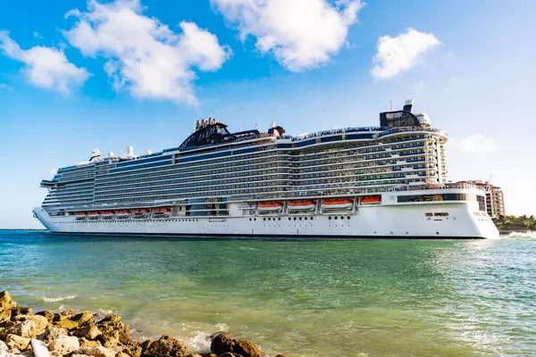 Yaz tatilindeki görkemli gezi manzarası. Gemi turu ve deniz seyahati. Lüks yolcu gemisinde seyahat. Gemi Miami sahil limanından ayrılıyor. Miami turu. Gemi seyahati. Yolcu büyük gemi.