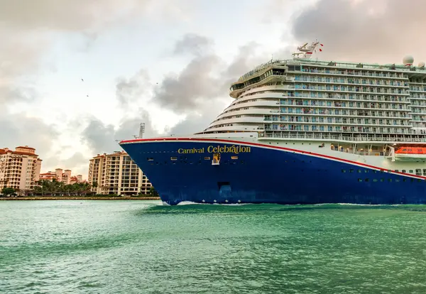 Miami, Florida, ABD - 16 Aralık 2024: Karnaval yolcu gemisi yolculuğu. Yaz tatilinde gemi turu. Karnaval yolcu gemisi. Gemi turu ve deniz seyahati. Gemi Miami sahil limanından ayrılıyor..