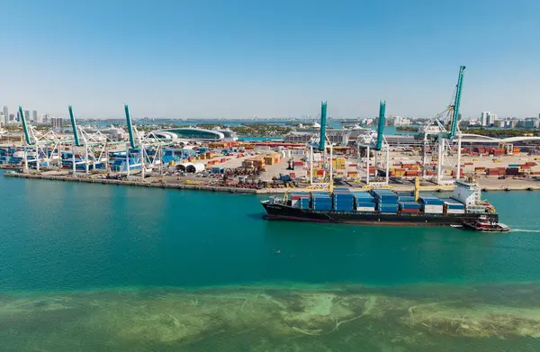 Miami, Florida, ABD - 20 Mart 2025: Kargo gemisi. Miami limanı. Konteynır nakliyesi. Kargo Warnow Balina Limasol gemisi Miami hava sahasında konteynırlı. Kargo gemisinde nakliye konteynırı.