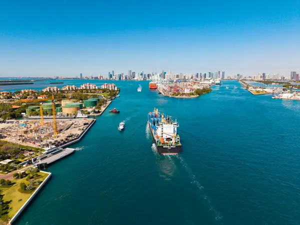 Miami, Florida, ABD - 20 Mart 2025 Miami Limanı. Konteyner gemisi. Kargo Warnow Balina Limasol gemisi Miami hava sahasında konteynırlı. Kargo gemisinde nakliye konteynırı. Kargo gemisi. hava görünümü.