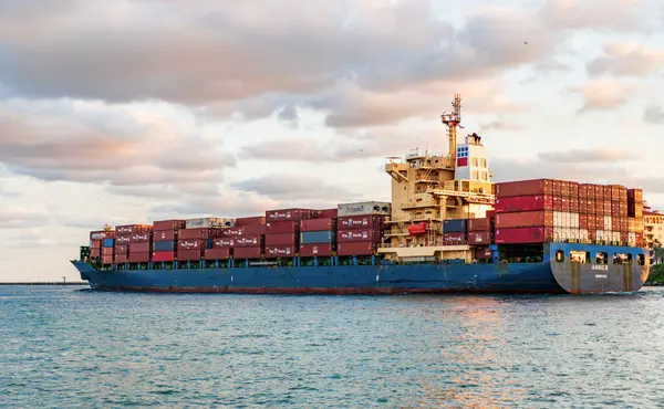 Miami, Florida, ABD - 25 Kasım 2024: Kargo gemisi. Konteyner gemisi. Kargo Annie B Monrovia gemi ithalatçısı limandan ayrılan konteynır, hava manzaralı. Kargo gemisinde nakliye konteynırı.