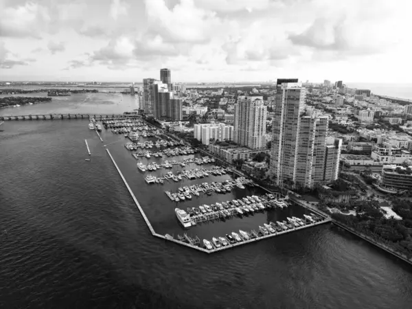 Lüks yat marinası. Lüks tekne limanı. Marina, Miami Beach, Florida USA 'de. Yat teknesi Biscayne Körfezi 'ne yanaştı. Lüks yatı olan Miami Marina şehir merkezinde. Yaz tatili. Gökyüzü silüeti.