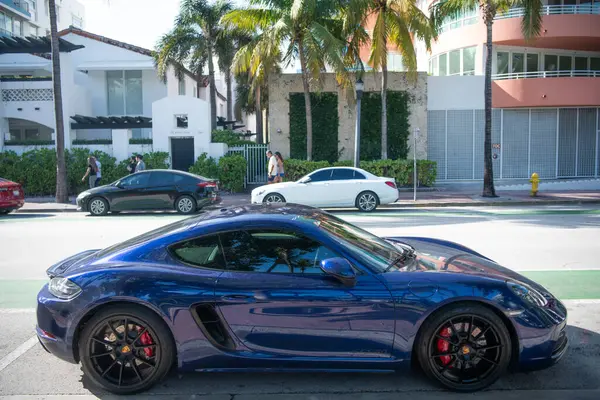 Miami, Florida, ABD - 17 Aralık 2024: Porsche 718 Cayman G2 spor arabası fastback coupe. Porsche Cayman GTS 'nin lüks spor arabası. Mavi Porsche Cayman açık havada. Porsche Cayman, yan görünüm.