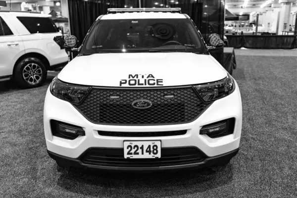 New York City, ABD - 27 Mart 2024: Ford Explorer MTA polis arabası New York Uluslararası Otomobil Fuarı, ön manzara.