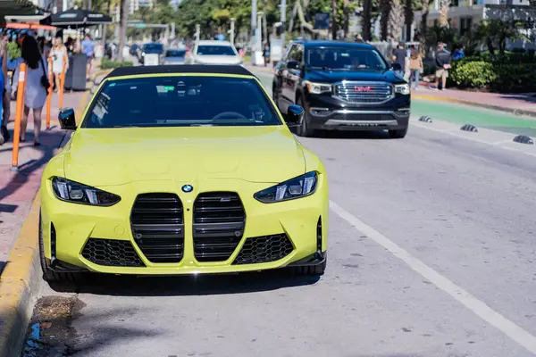 Miami, Florida, ABD - 23 Kasım 2024 BMW M4 spor arabası. BMW M4 tipi lüks bir spor araba. BMW M4 yarışması dışarıda park edilmiş, kopyalama alanı. BMW M4, ön görünüm.