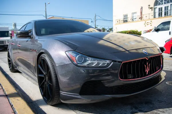 Miami, Florida, ABD - 06 Aralık 2024: Maserati Ghibli 2025 spor yara izi. Maserati Ghibli 'nin lüks spor arabası. Maserati Ghibli 'nin arabası dışarıda park edilmiş. Maserati Ghibli, köşe görünümü.