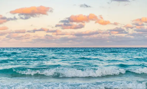 Okyanusta gün batımı. Yaz tatilinde gün batımı deniz manzarası. Deniz kıyısında gün doğumu. Denizde dramatik gündoğumu ufku. Günbatımı deniz manzarasında romantik bir yaz tatili. Deniz meltemi.