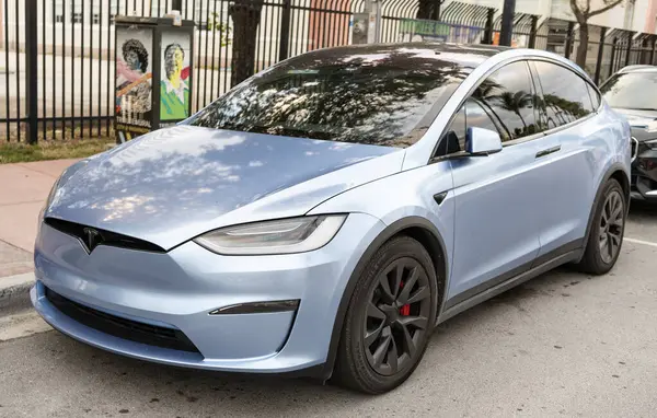 Miami, Florida, ABD - 18 Kasım 2024: Tesla Model X 2022 elektrikli araba. Tesla Model X tipi lüks elektrikli araba. Tesla Model X 'in arabası dışarıda park edilmiş. Tesla Model XG, ön görünüm.