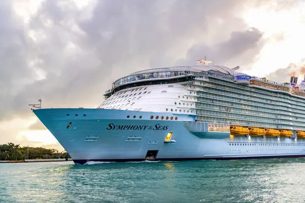 Miami, Florida, ABD - 16 Aralık 2024 yaz tatili. Royal Karayipler Uluslararası yolcu gemisi. Gemi turu. Lüks gemi gezisi. Deniz Yolcuları Seyahat Senfonisi. Okyanus yolculuğu.