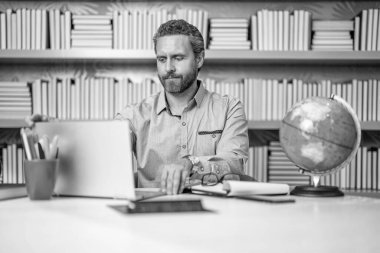 Okula dönüyorum. Okulda coğrafya öğretmeni. Milenyum coğrafya öğretmeni. Sınıfta coğrafya dersi veren adam. Öğretmenler günü. Eğitim sistemi. Küresel hoca. okul eğitimi.