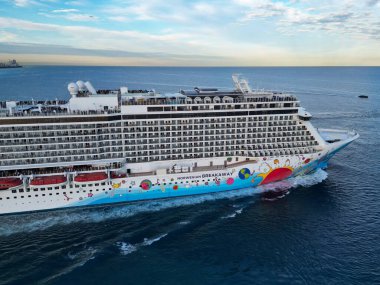 Miami, Florida, ABD - 11 Ocak 2025 Yaz Tatili Gezisi. Norveç yolcu gemisi. Gemi turu ve deniz seyahati. Gemi Miami limanından ayrılıyor. Norveç Kaçak Yolcu Gemisi Yolculuğu.