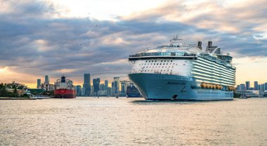 Miami, Florida, ABD - 23 Aralık 2024: Royal Karayipler Uluslararası tekne şirketi. Gemi turu. Yüzen otel. Deniz Yolcuları Seyahat Senfonisi. Gemi gezisi yaz tatili.