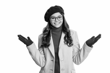 Sonbahar trendi. Beyazlar içinde izole edilmiş genç öğrenciler için göz giysisi. Gözlüklü şık. Sonbahar için moda tarzı. Genç kız gözlüklü bak. Sonbahar moda tarzı. Gözlüklü şık bir genç kız. Mutlu stiller.