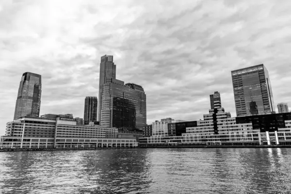 New York, Jersey City, ABD - 21 Aralık 2023: Hyatt Regency Jersey Şehri Hudson 'da gökdeleni ve gökdeleniyle birlikte. İş merkezi.