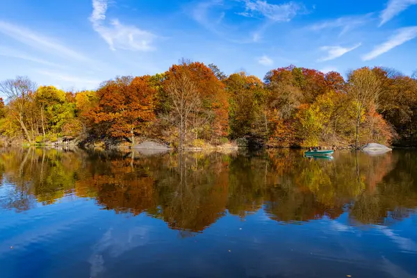 Sonbaharda Central Park 'ta. Sonbahar manzarası. Göletteki tekne. Sonbahar doğa manzarası. Central Park 'ta sonbahar doğası. Mevsimlik sonbahar manzarası. Sonbahar göletine park teknesi, New York. Manzaralı düşüş. Şehir simgesi.