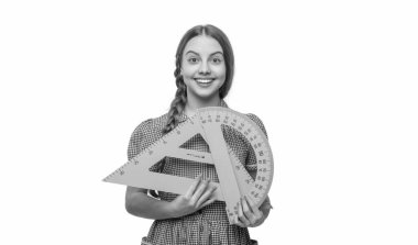 Genç kız okula geri döndü. Matematik ve geometri. Üniversitede eğitim. Kız öğrenci beyazdan soyutlanmış. Ders çalışma zamanı. Bilgi ve eğitim. Okul eğitimi. Matematik aracı ölçülüyor.