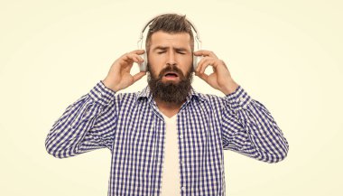Müzik konsepti. Z jenerasyonu yaşam tarzı. Müzik kulaklıklarıyla ses dinleyen adam. Beyaz sakallı adam. Guy sesi dinle. Milenyum adamı kulaklıkla müzik dinler. Şarkının tadını çıkar..