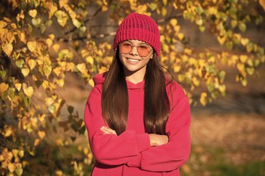 Sonbahar tarzı için kıyafet. Sonbahar açık havada. Sonbahar tarzında bir kız. Genç kız güneş gözlüğü takıyor. Sonbahar moda kızı. Moda ve şık bir genç kız. Gençler için sonbahar modası. Eylül rutini.