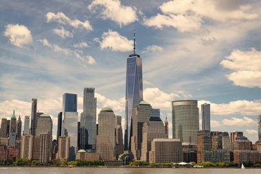 Hudson River, New York 'tan Manhattan manzarası. ABD, New York, Manhattan. Aşağı Manhattan silueti. New York, Birleşik Devletler. Manhattan 'da New York şehrinin silüeti.