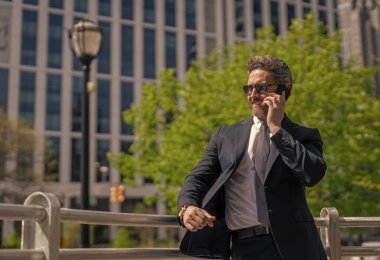 İş adamı İspanyol takım elbiseli adam iş görüşmesi için arıyor açık hava iletişimi, kopyalama alanı.