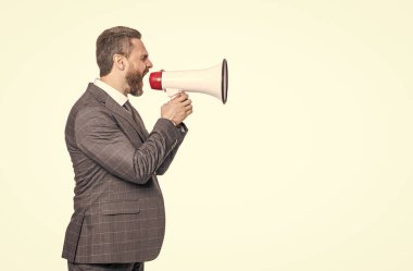 Hoparlörle iş anlaşmazlığı içinde bağıran işadamı beyazdan izole edilmiş..