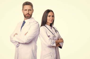 Steteskoplu pratisyen hekim. Tıp, sağlık ve insan konsepti. Hastanede pratisyen hekim. Kendine güvenen pratisyen doktor muayenehanede duruyor. Boşluğu kopyala.