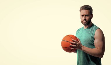 Basketbol topu olan adam. Profesyonel basketbolcu eğitimi beyazda izole edilmiş. Kaslı adamın spor motivasyonu var. Spor ve hobi. Basketbolcu adam profesyonel oynuyor. Yetenek geliştirme.