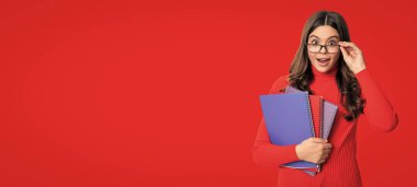 Kırmızıda izole edilmiş kız öğrenci. 1 Eylül. Uzay reklamını kopyala. Bilgi ve eğitim. Okul eğitimi. Öğrenci hayatı. Genç kız okula geri döndü. Bilgi toplama günü. Üniversitede eğitim.