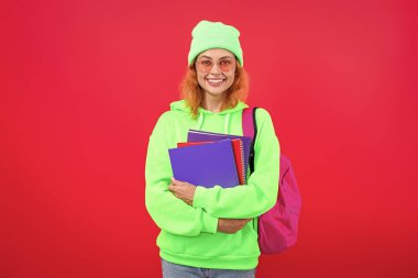 Üniversitedeki kadın öğrenci. Okula dönelim. Bilgi toplama günü. Üniversitede eğitim. İzole edilmiş pembe kadın. 1 Eylül. Bilgi ve eğitim. Okul eğitimi. Öğrenci hayatı. Eğitim müfredatı.