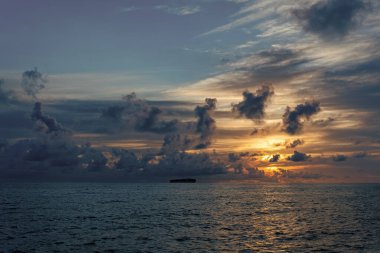 Deniz kıyısında gün doğumu. Gün batımında deniz manzarası sakin. Deniz manzarasında romantik bir yaz tatili. Dramatik gün batımı. Okyanus sahilinde gün doğumu. Yaz tatilinde gün batımı deniz manzarası. Gün batımı ufku.