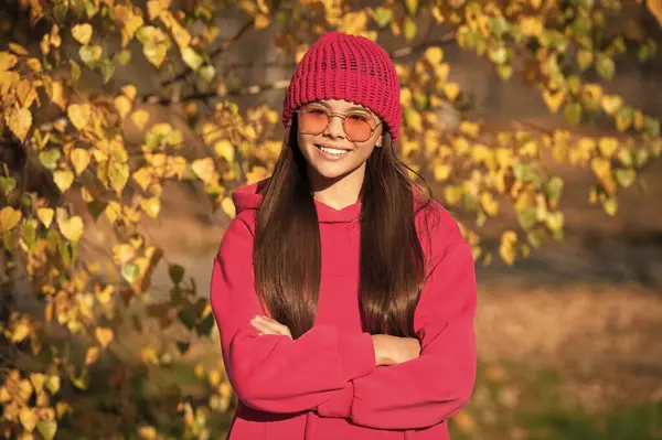 Sonbahar tarzı için kıyafet. Sonbahar açık havada. Sonbahar tarzında bir kız. Genç kız güneş gözlüğü takıyor. Sonbahar moda kızı. Moda ve şık bir genç kız. Gençler için sonbahar modası. Eylül rutini.