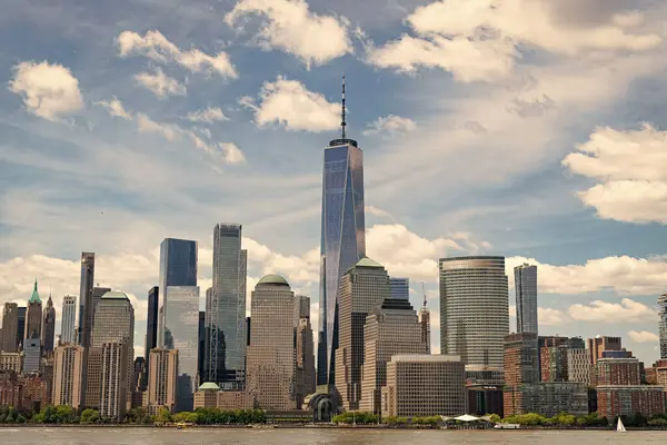 Hudson River, New York 'tan Manhattan manzarası. ABD, New York, Manhattan. Aşağı Manhattan silueti. New York, Birleşik Devletler. Manhattan 'da New York şehrinin silüeti.