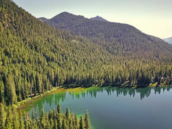 Cooper gölü ve dağ manzarası. Cooper Gölü Dağı 'nın manzarası. Doğa manzarası. Şelale Dağları 'ndaki Cooper Gölü. Cooper Gölü 'nün popüler doğa yürüyüşü. Huzurlu manzaralar.