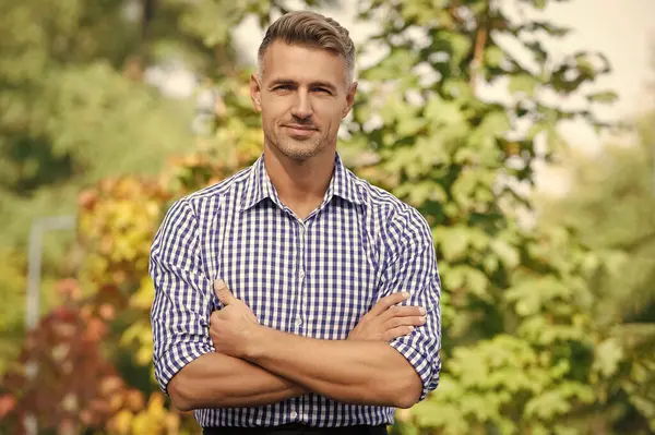 Şık bir erkek portresi. Sıradan bir adam. Adamın şık bir saç kesimi var. Moda saç stili olan bir adam. Sıradan bir erkek portresi. Erkek giyim. Olgun portre. Olgun stil sahibi bir adam..